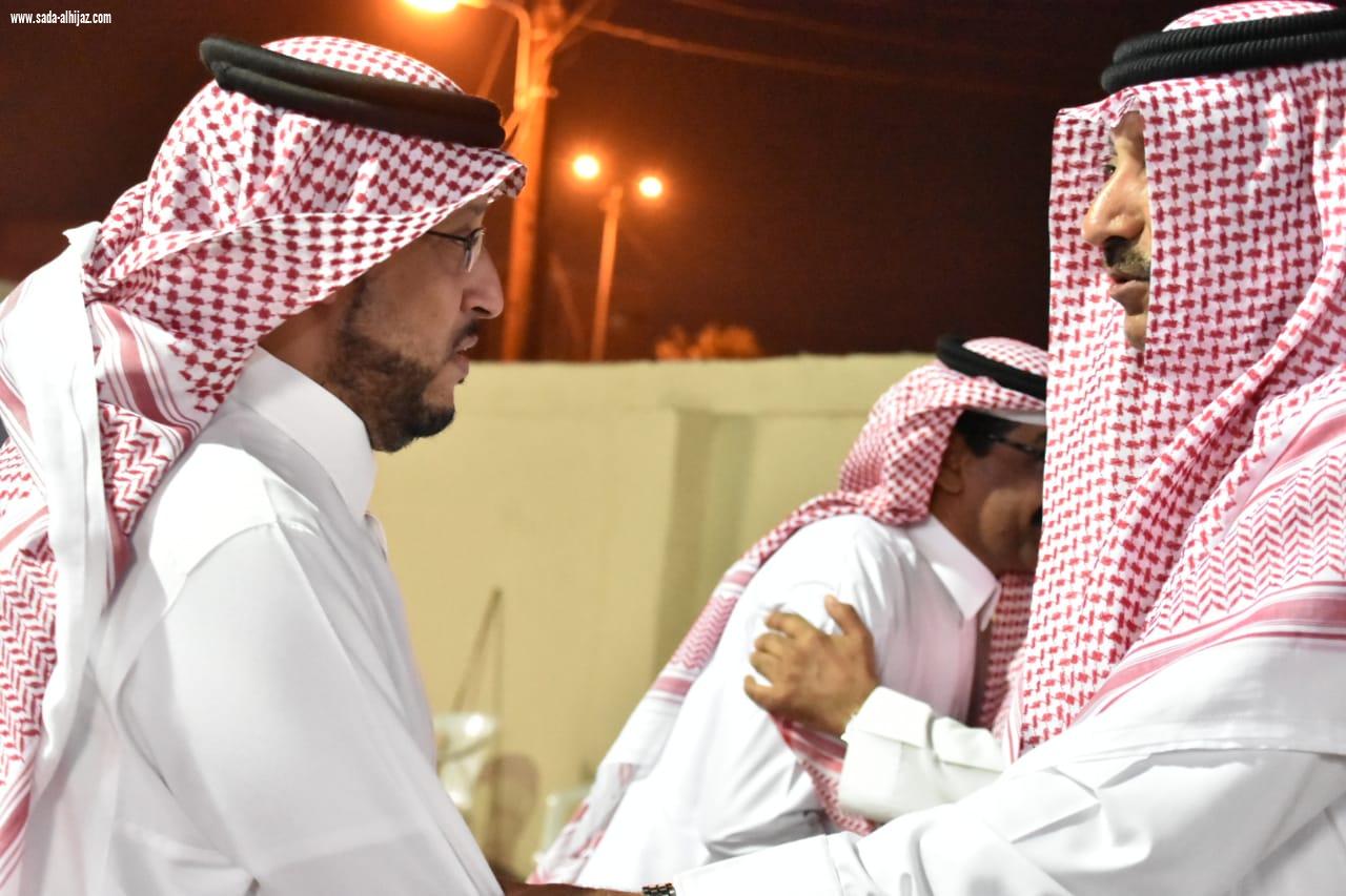 محافظ صامطة زعلة يقدم واجب العزاء للإعلامي الجبيلي في وفاة والده