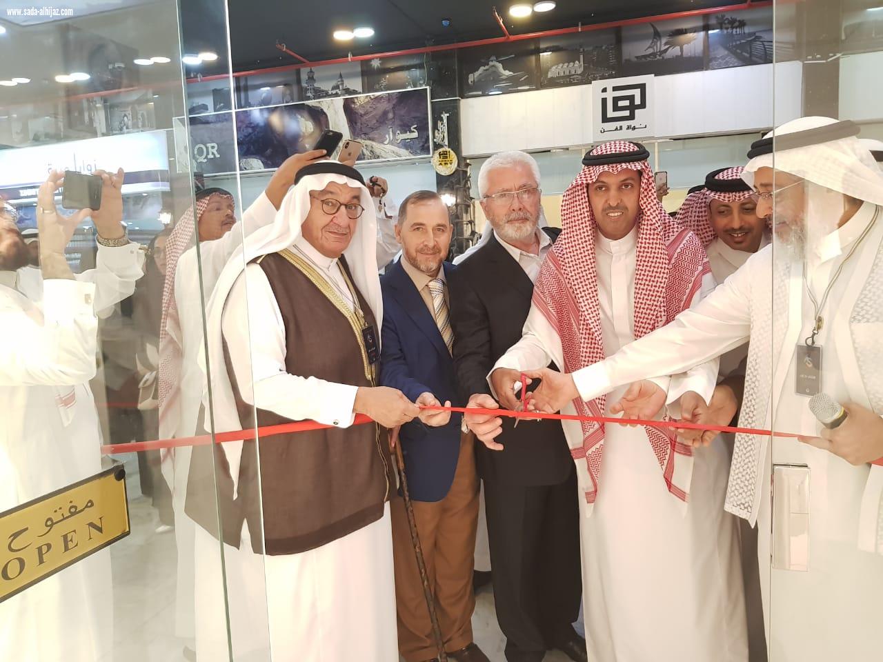 آل صبيح  يفتتح المعرض التشكيلي بصمات فن ٢