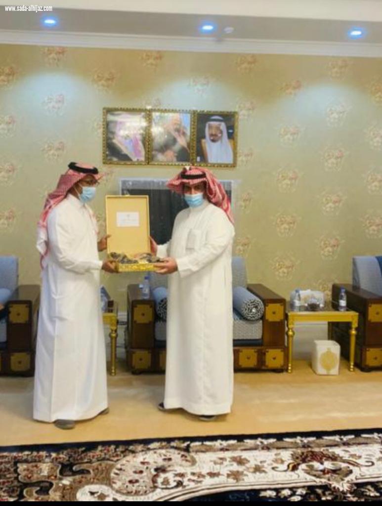 محافظ ضمد  يكرم مدير شرطة المحافظة السابق