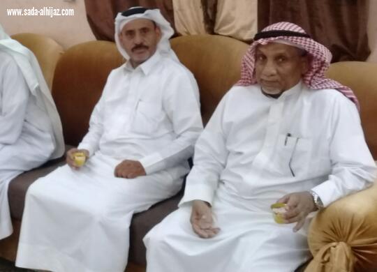 بحضور وكيل المحافظة ومشائخ الشمل رئيس لجنة التنمية بمحافظة الطوال يحتفل بتخرج أخيه