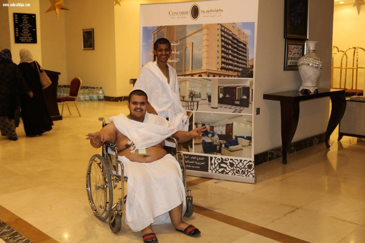 المعتمرين من ذوي الإعاقة الحركية الكبار في المدينة المنورة يختتمون رحلة العمرة الرمضانية