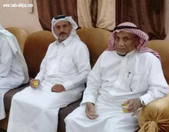 بحضور وكيل المحافظة ومشائخ الشمل رئيس لجنة التنمية بمحافظة الطوال يحتفل بتخرج أخيه