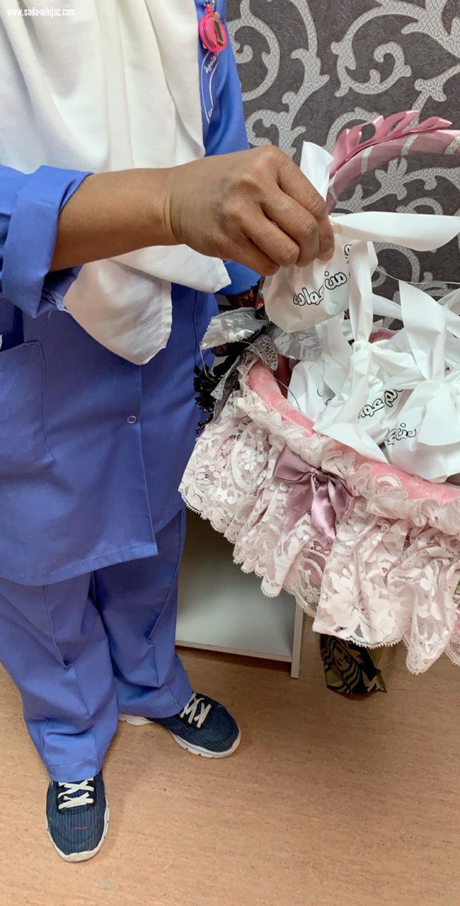 مستشفى الملك عبدالعزيز التخصصي يعايد المرضى بأسهم خيرية وحلويات