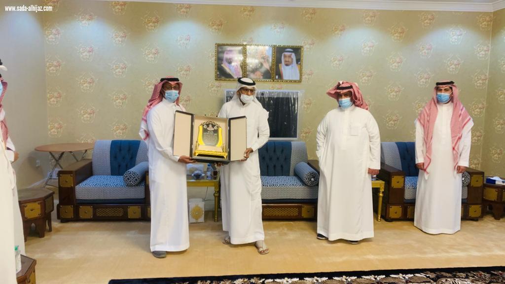 محافظ ضمد  يكرم مدير شرطة المحافظة السابق