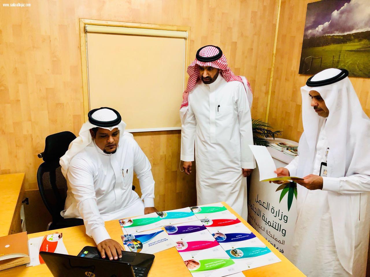 اطلع على خدمات العربه المتنقلة وزير العمل والتنمية الإجتماعية يقوم بزيارة لفرع الوزارة  بمنطقة مكة المكرمة 