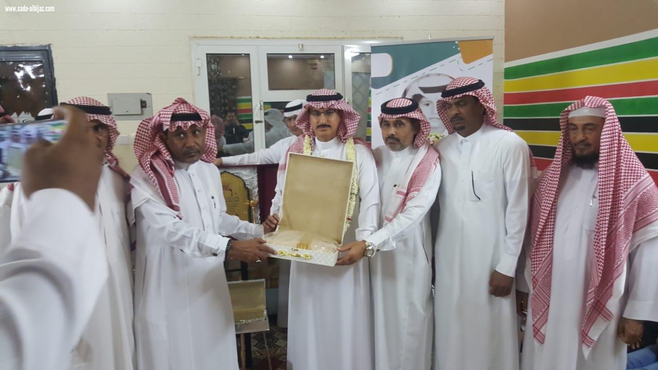 اعضاء ولاعبي فريق نصر الطوال القدامى  يكرمون رئيس اللجنة الفرعية للاتحاد السعودي للكاراتية بالمناطق الجنوبية