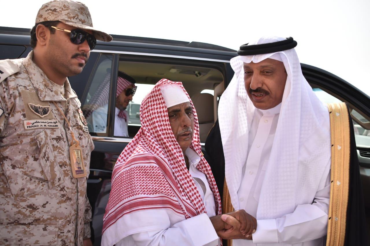 بالصور محافظ صامطة زعلة يؤدي صلاة الميت على الشهيد  الصميلي