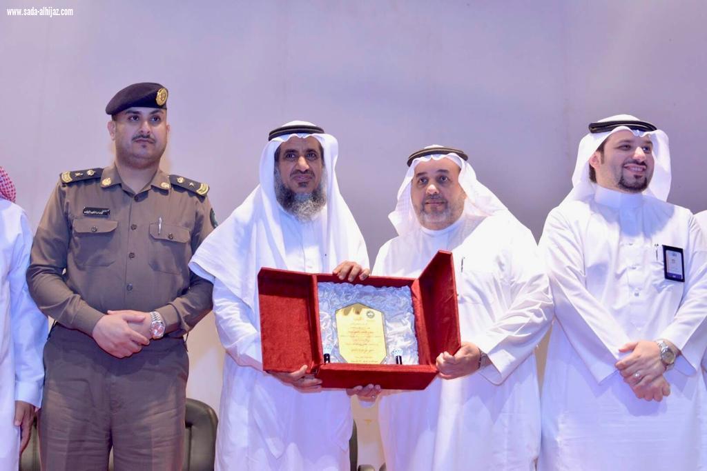 بحضور الأمانة وشركة المياه والدفاع المدني أهالى الدائرة السادسة في مواجهة ساخنة