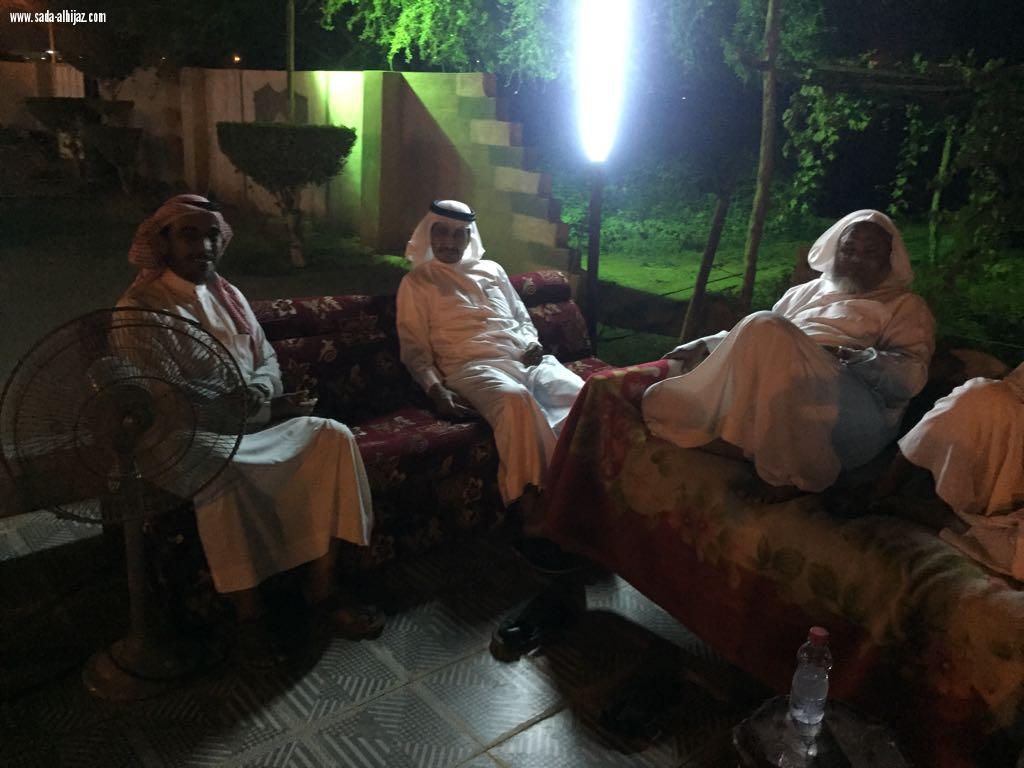 زملاء الدراسة بمعهد المعلمين بصامطة لدفعة 1403 يلتقون بزميلهم الضافري ويكرمون بعض زملائهم المتقاعدين