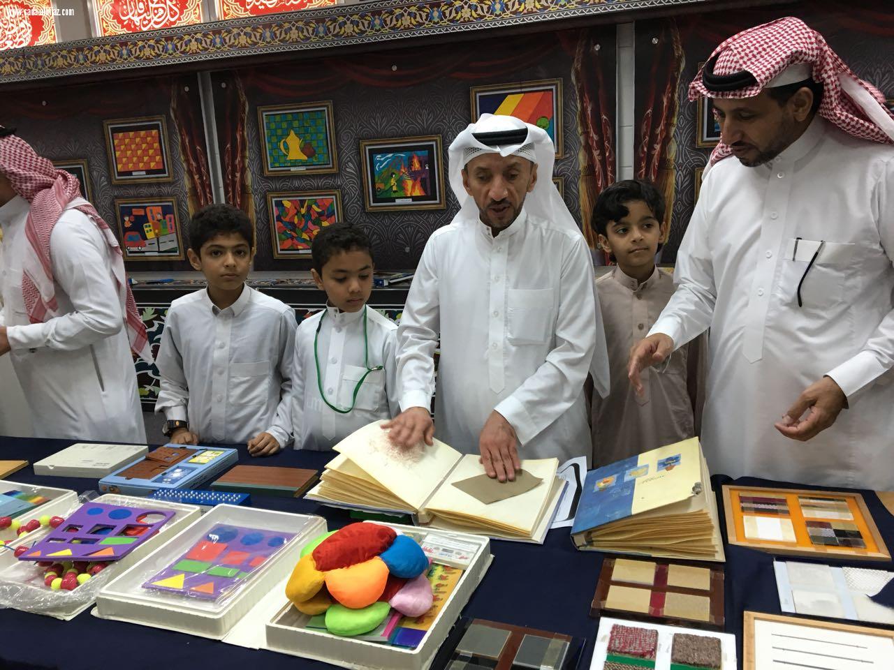 ابتدائية وادي طوى بالاحساء تزور معرض اليوم العالم  العصا البيضاء