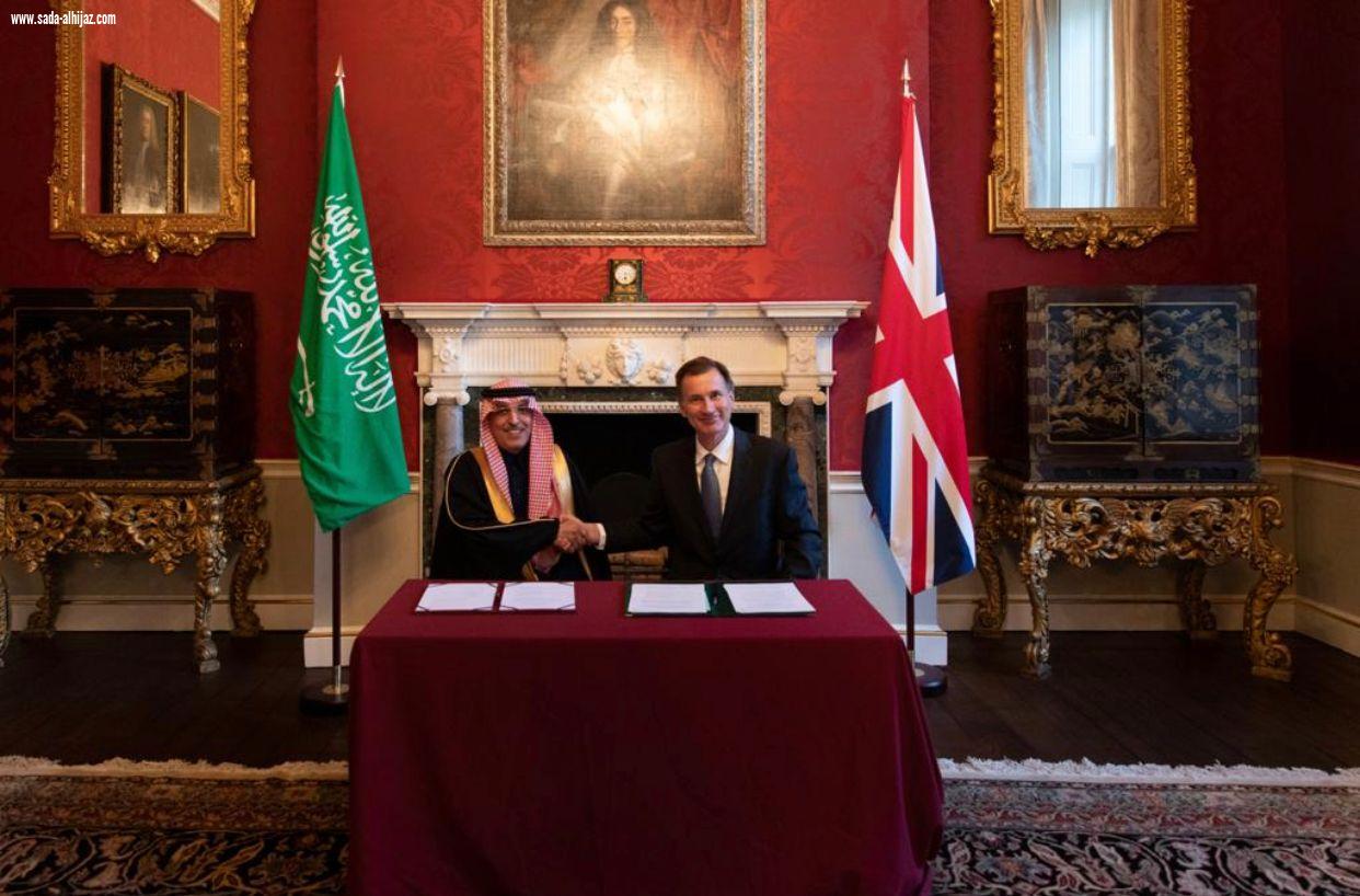 (معالي وزير المالية يعقد اجتماعًا مع نظيره البريطاني) توقيع مذكرة ..
