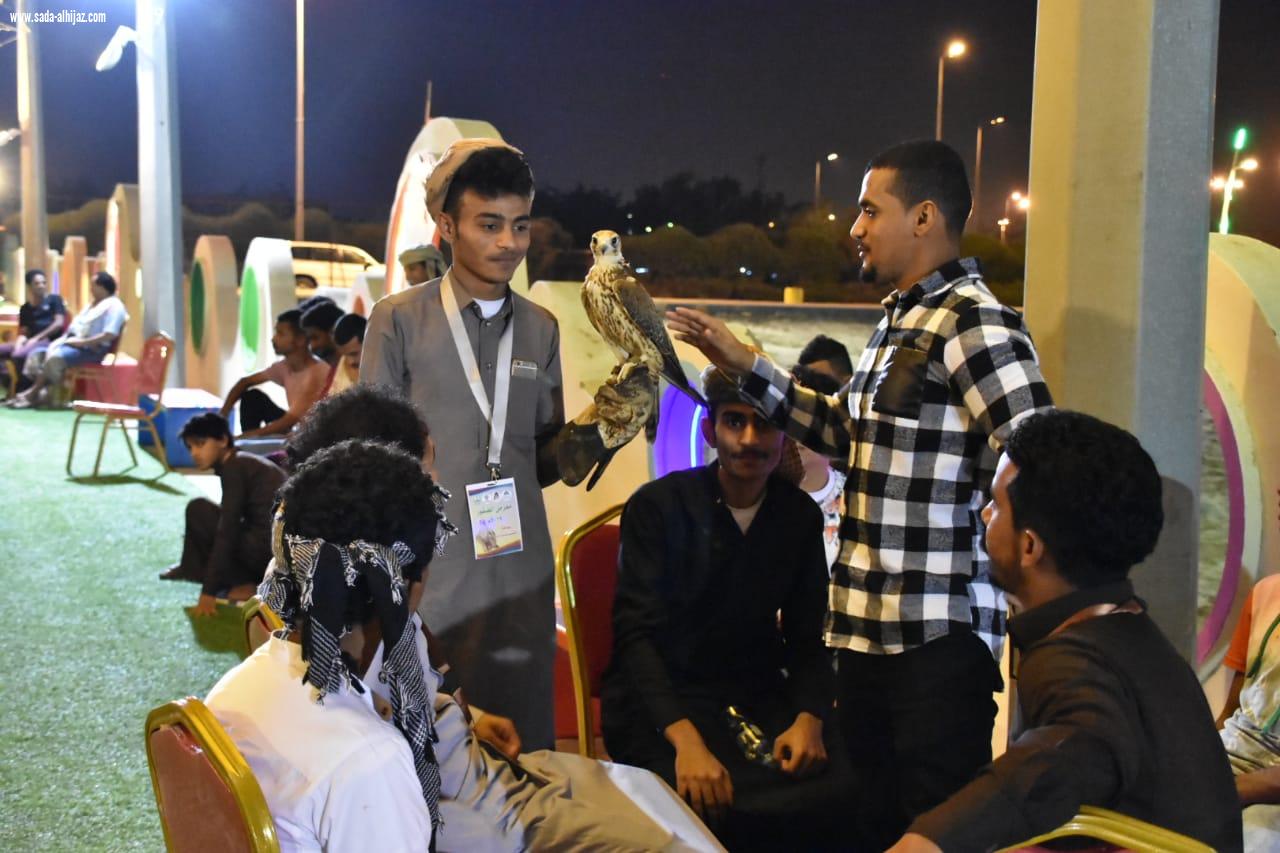 شهد إقبالا كبيرا خلال  يومه الثاني الزوار يتعرفون على أنواع الصقور بصامطة ويلتقطون الصور التذكارية