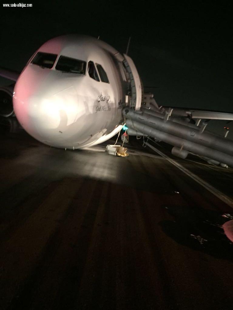 طائرة السعودية تهبط اضطراريا في مطار الملك عبدالعزيز بجدة دون عجلات.