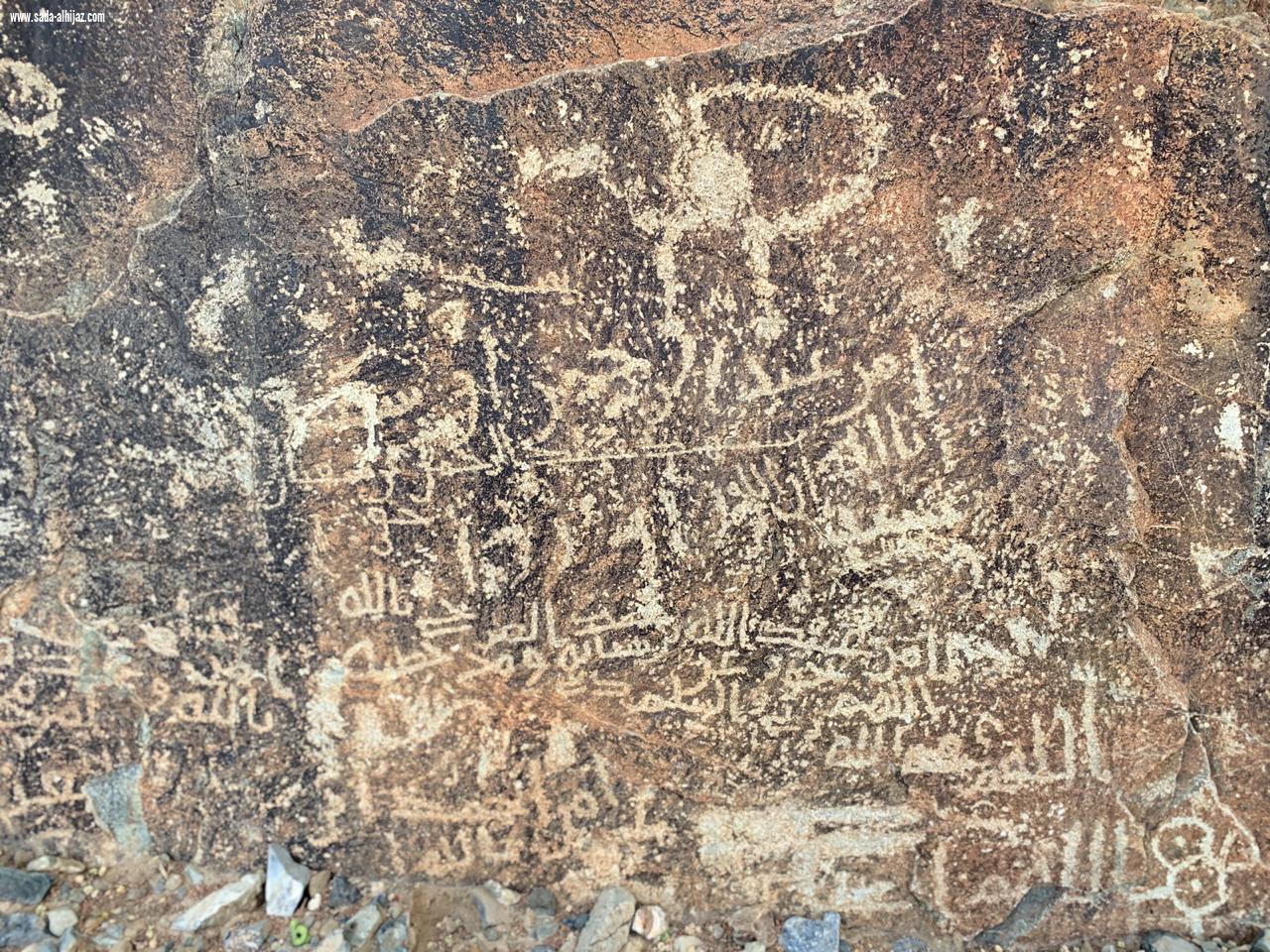 ( بالصور.. نقوش ورسوم صخرية تروي حضارة ديار فهم قديماً )