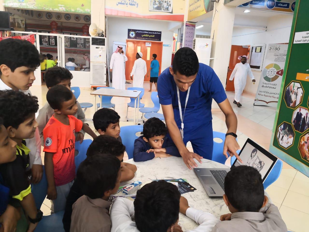 كلية طب الأسنان بجامعة جازان تطلق قافلة طبية لتثقيف  طلاب مدرسة صلاح الدين بأبوعريش