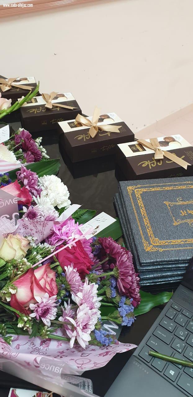 فيماتم تكريمهن فريق إنجاز دليل الشؤون المدرسية بنات يعقد اجتماعه الثاني