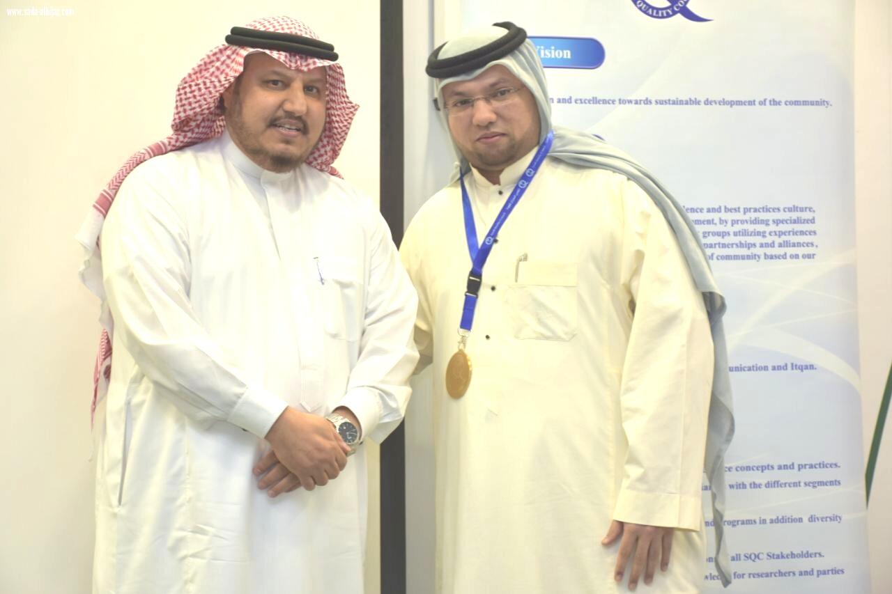 المجلس السعودي للجودة يكرم الإعلامي عمر شيخ