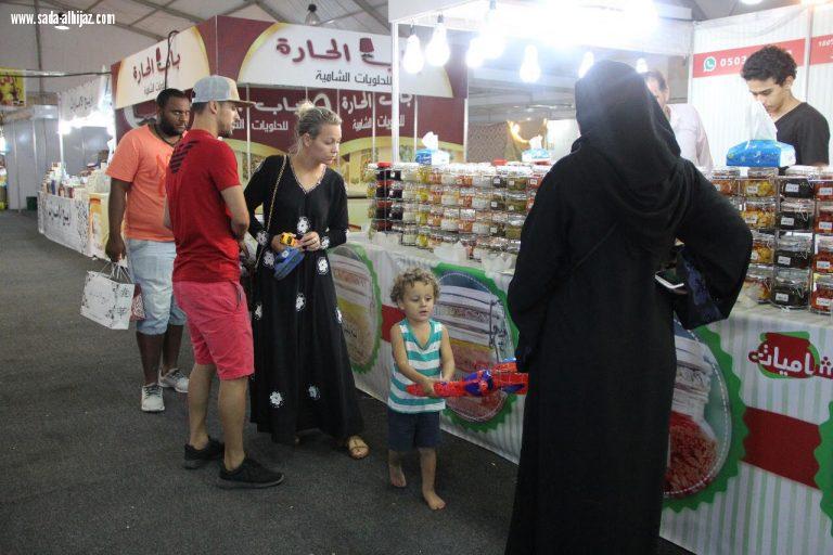 الخيمة التسويقية بأرض المعرفة تقدم اكثر من ٤٠٠٠ منتج عائلي  للزوار   