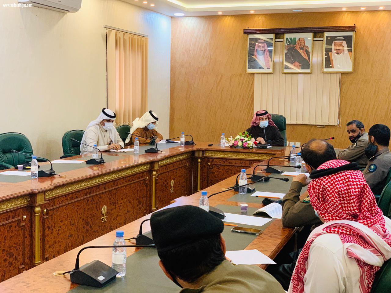 محافظ المندق يرأس اجتماع اللجنة العلي للسلامة المرورية 