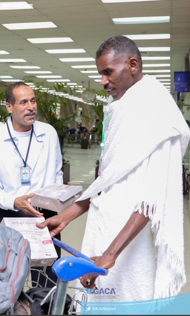 توزيع ألف وجبة إفطار للمعتمرين  بمطار جدة يومياً