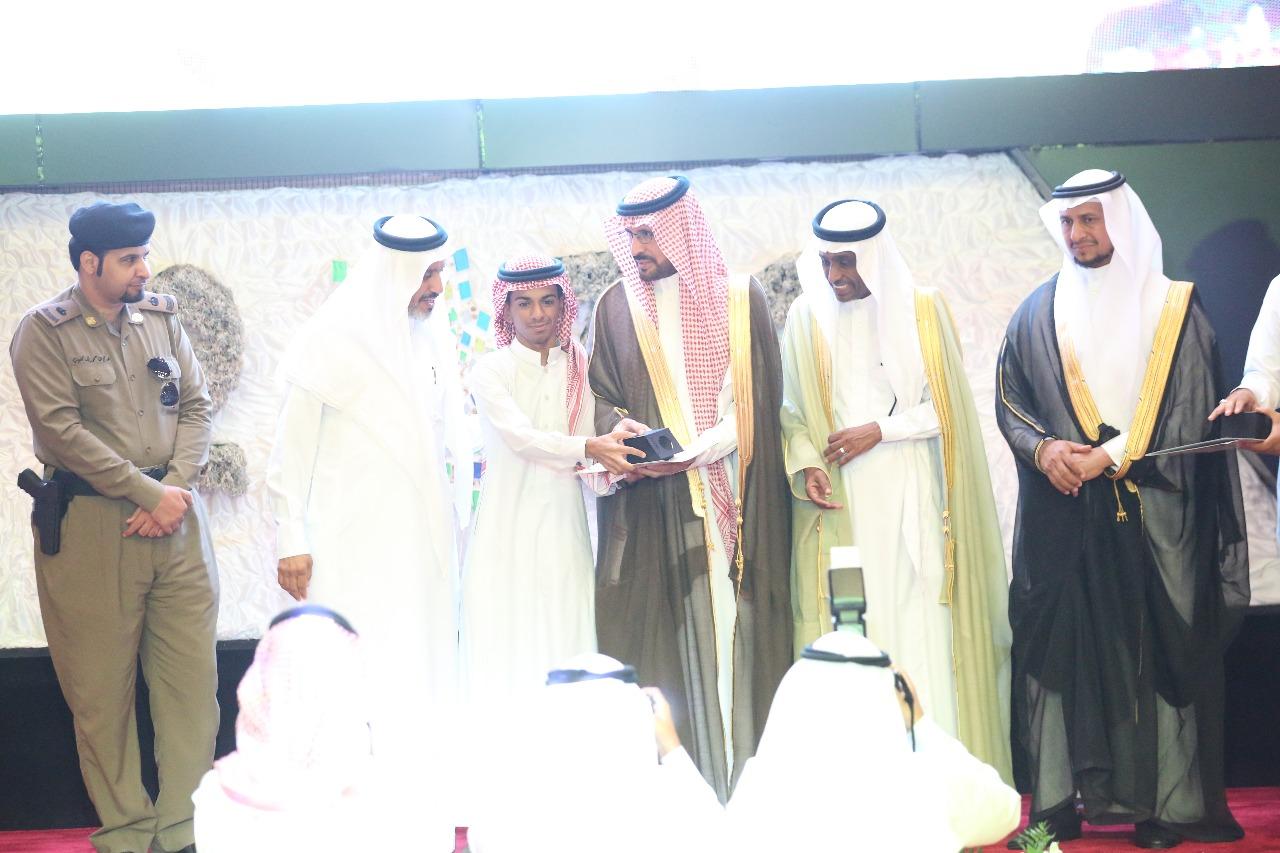 وكيل امارة جازان يكرم الفائزين و الفائزات بجائزة الأداء المتميز بتعليم صبيا