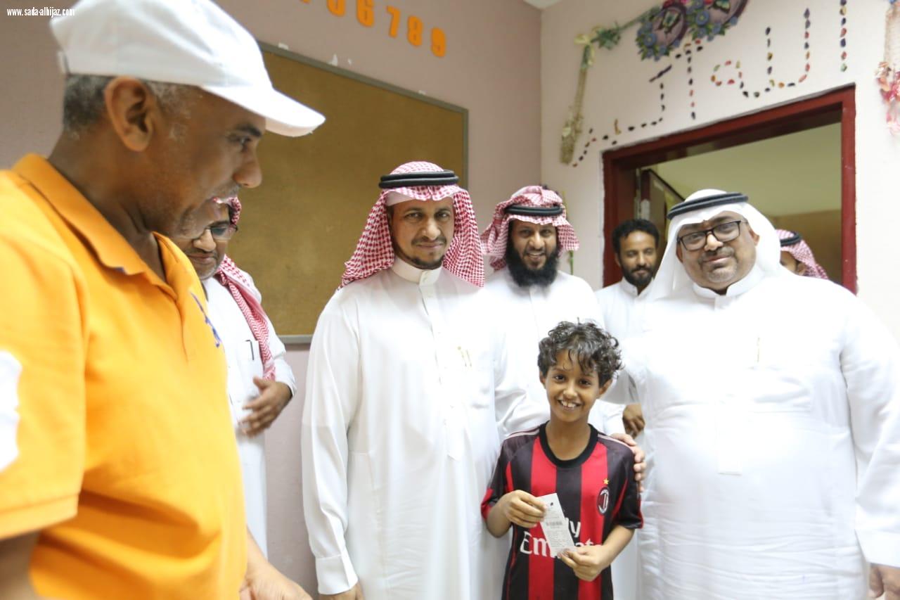 مدير تعليم جازان يتفقد أندية الحي ويطلع على خدماتها واحتياجاتها