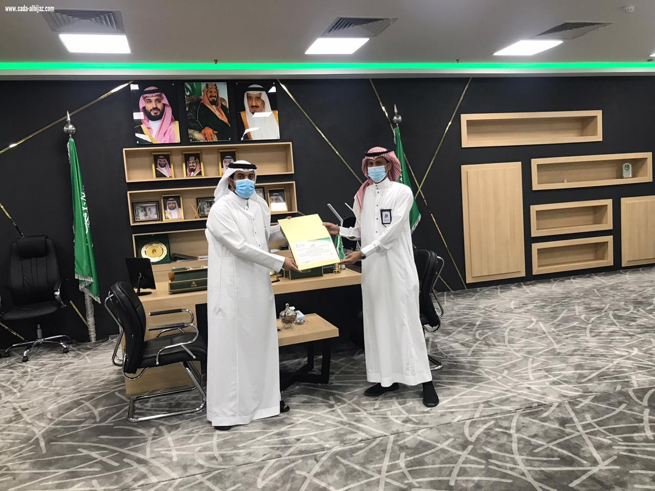 مدير عام الشؤون الصحية بجازان يكرم مدير إدارة الرعاية الصحيةالمنزلية