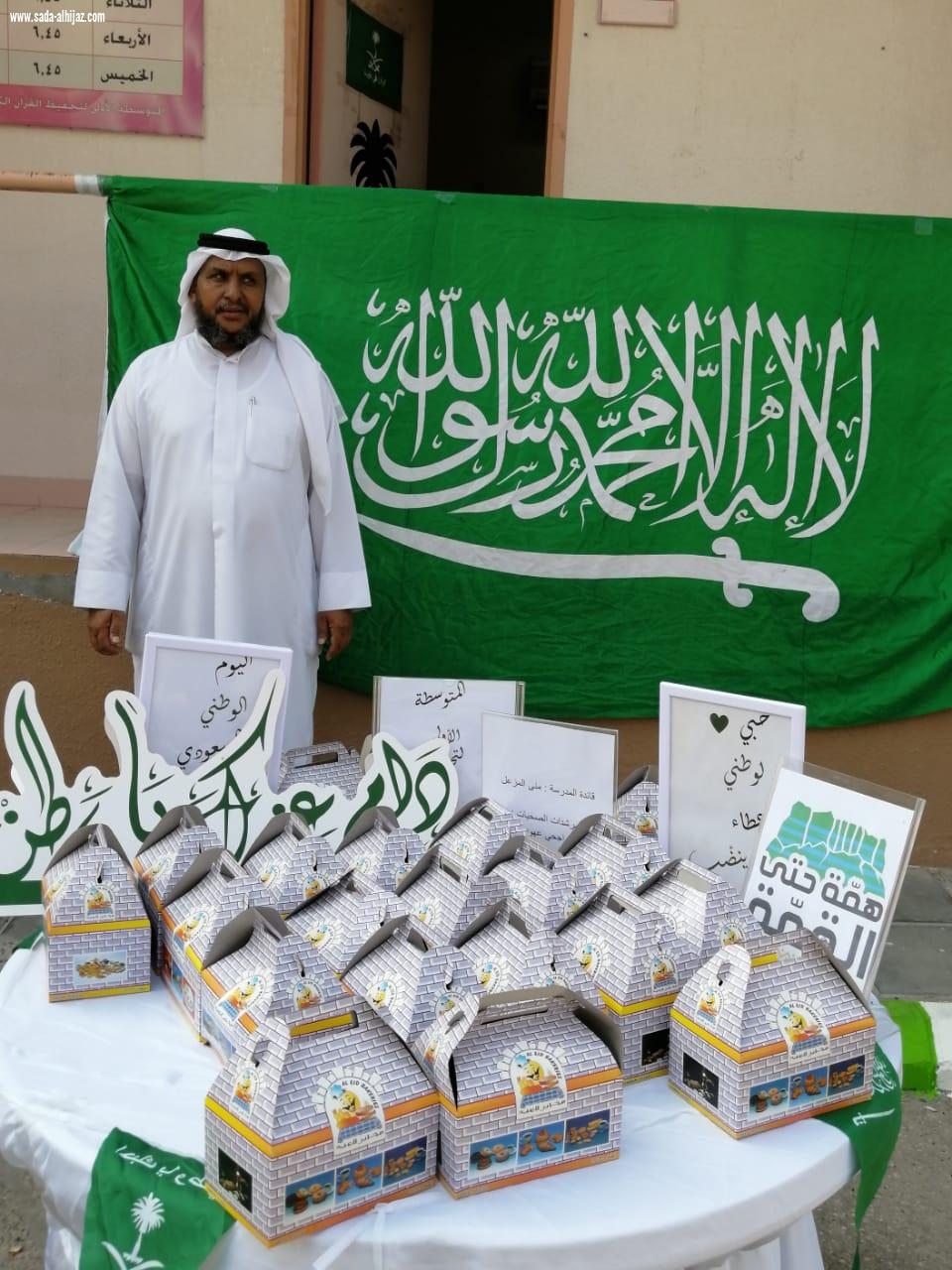 راجح الحسن حارس مدرسة المتوسطة الاولى بالخبر يشارك المدرسة فرحة اليوم الوطني 89