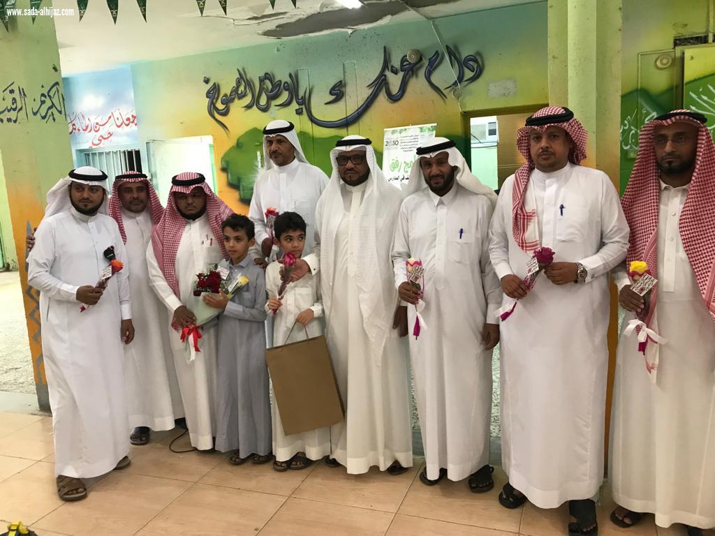 ابتدائية العباس تحتفل بيوم المعلم 
