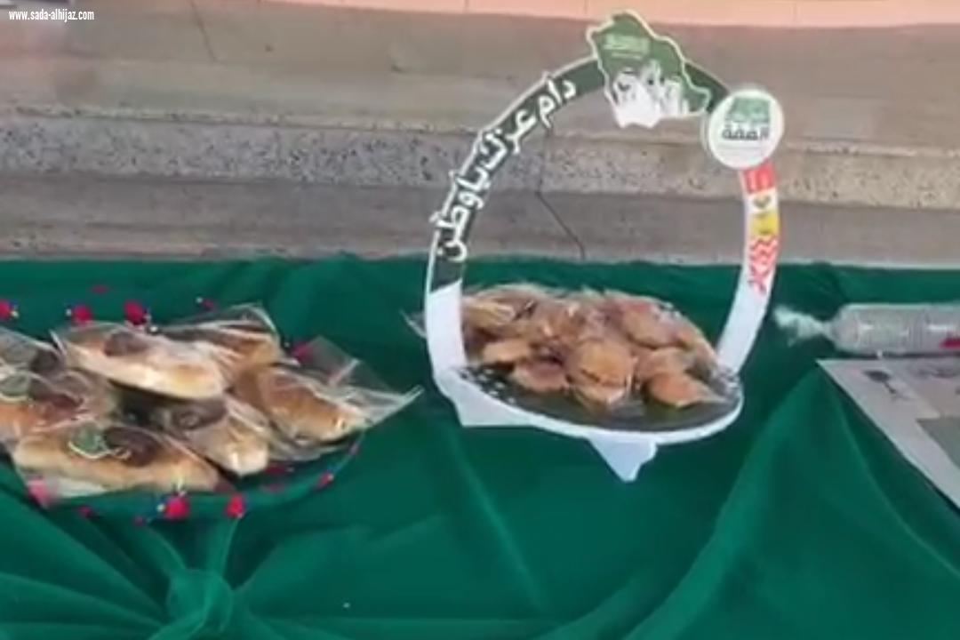 راجح الحسن حارس مدرسة المتوسطة الاولى بالخبر يشارك المدرسة فرحة اليوم الوطني 89