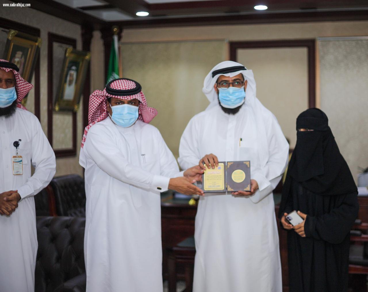 محافظ بـيـش يكرم المعلمين المتميزين بمناسبة اليوم العالمي للمعلم