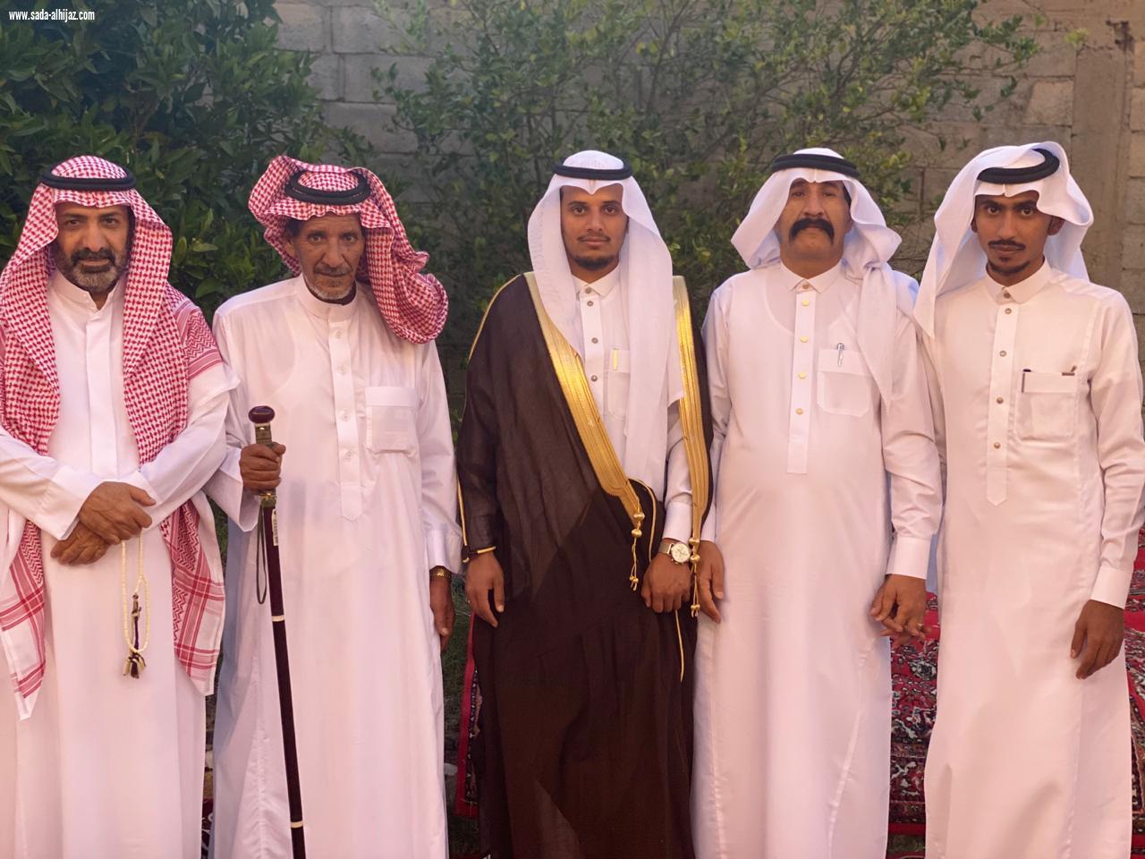 الشاعر الثقفي يتم حفل زفافه  ويراعي سبل الوقاية