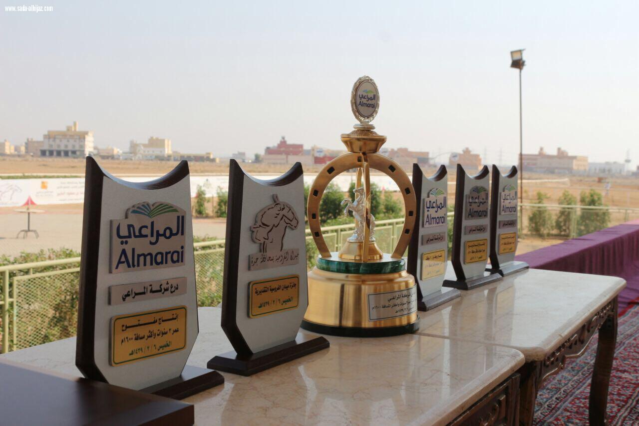 مسؤول إدارة الفعاليات بالمراعي فهد الشمري يوزع الكؤوس على  الفائزين في فروسية جدة 
