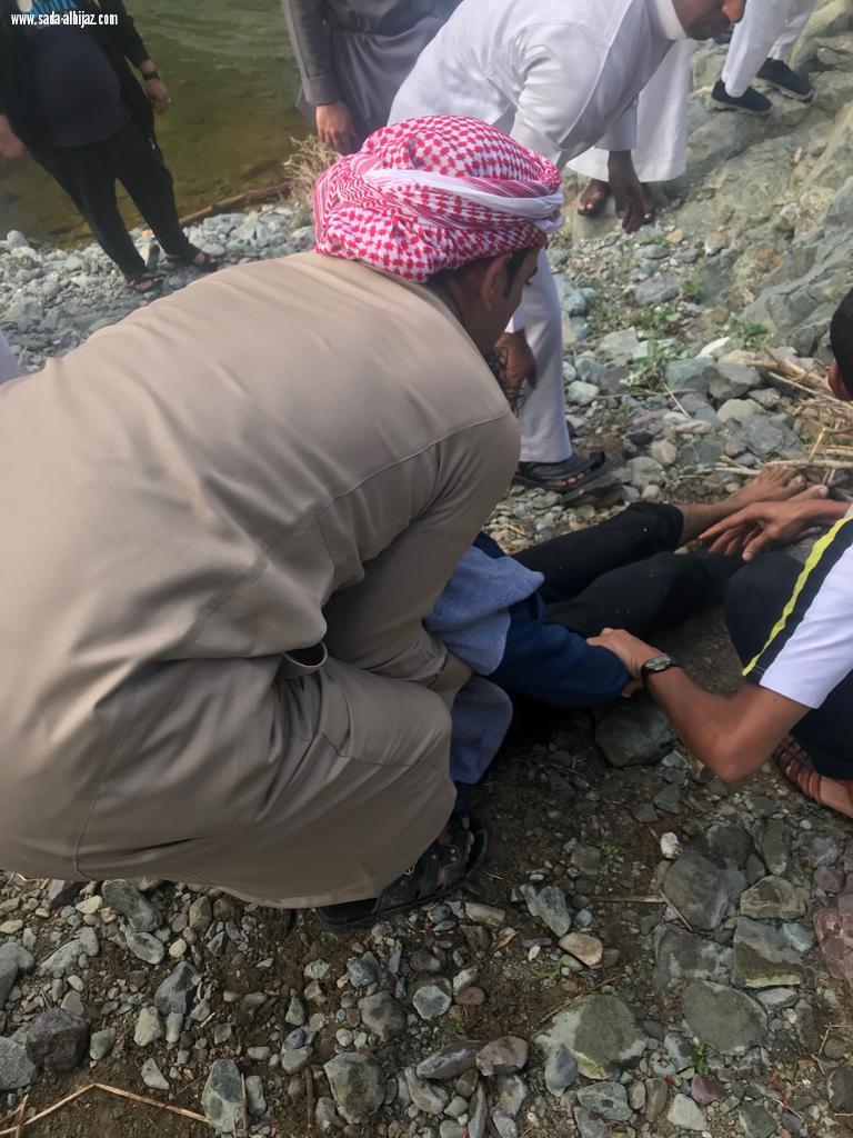 أحد منسوبي مدني المدينة الجندي اول عادل المغامسي يصادف حالتي غرق  أثناء تواجده  للتنزه .