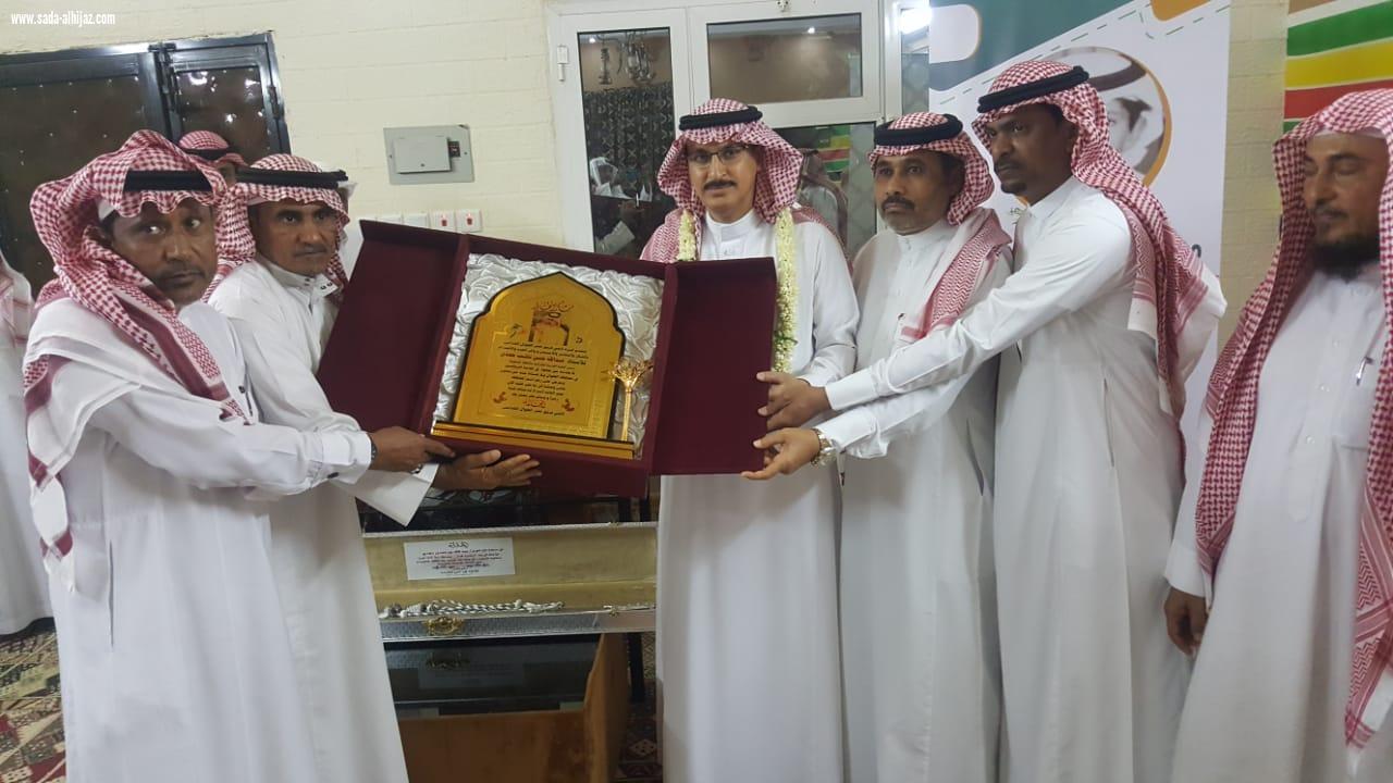 اعضاء ولاعبي فريق نصر الطوال القدامى  يكرمون رئيس اللجنة الفرعية للاتحاد السعودي للكاراتية بالمناطق الجنوبية
