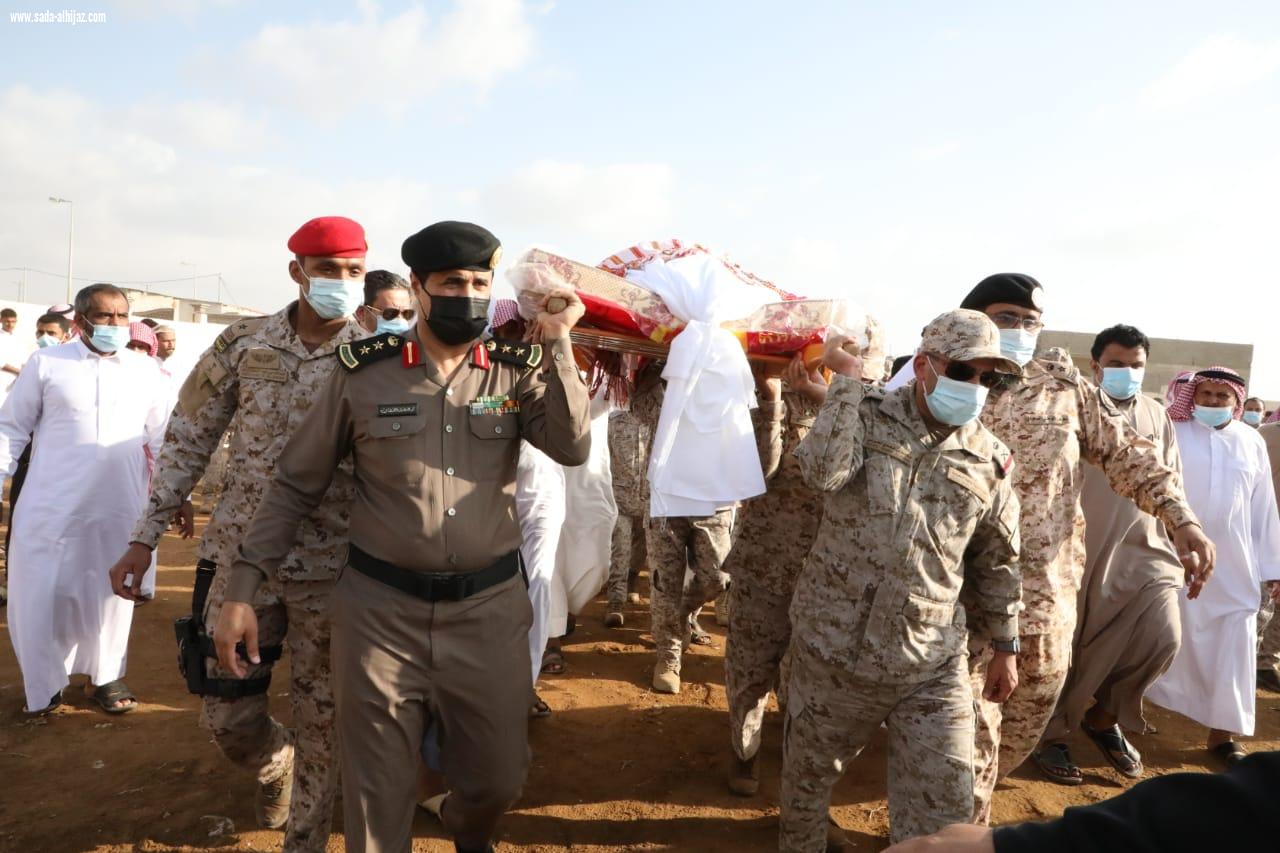 محافظ صامطة وقائد قوة جازان يتقدمان مشيّعي الشهيد الرقيب 