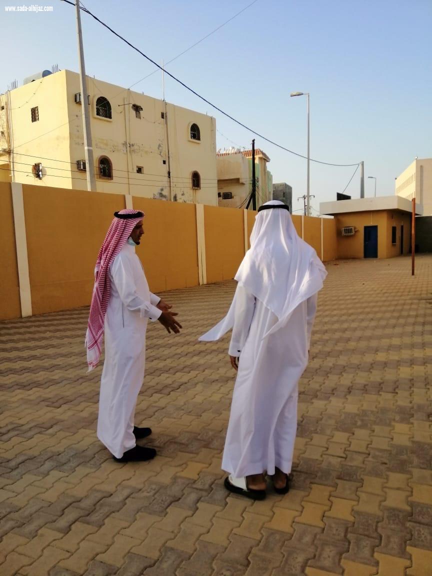 مدير مكتب تعليم بيش .. يتفقد سير التعليم عن بعد في مجمع السلامة العليا