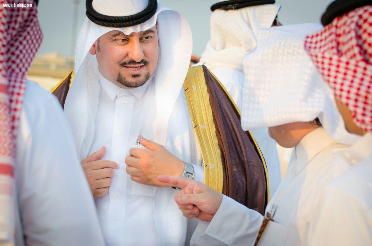 مسؤول إدارة الفعاليات بالمراعي فهد الشمري يوزع الكؤوس على  الفائزين في فروسية جدة 