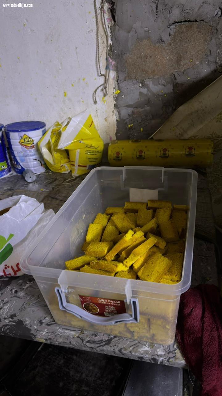 فرق أمانة تبوك الرقابية تضبط منزلًا شعبيًا لإعداد الأطعمة وتصادر أغذية تزن أكثر من نصف طن