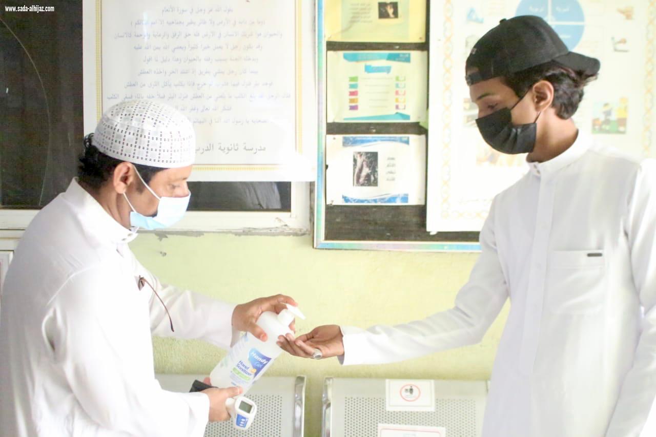 محافظ الدرب يتابع عودة المدارس وفق الإجراءات الإحترازية  