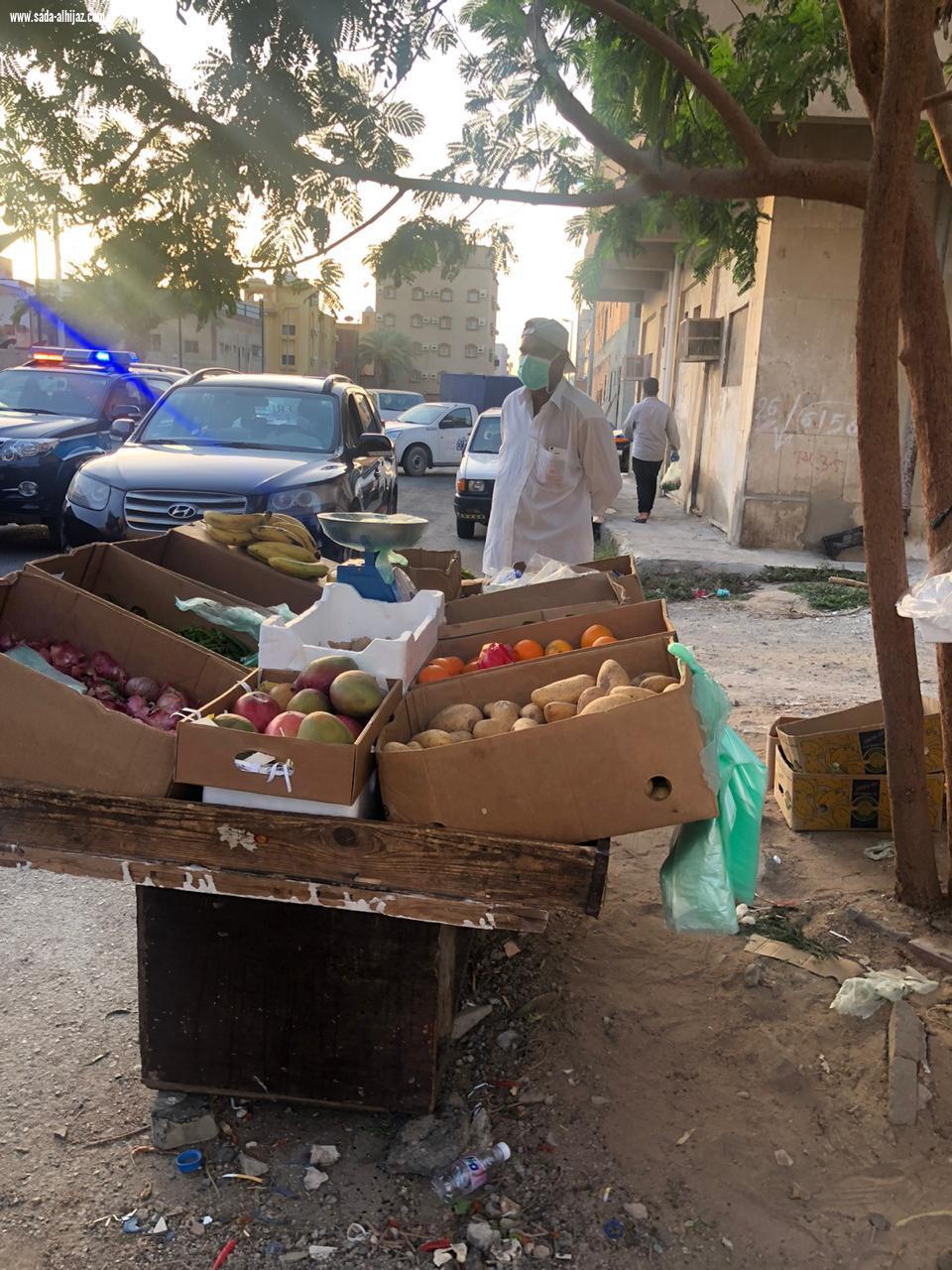 ضبط ثلاثة منازل شعبية لتخزين الخضروات وإتلاف (28) بسطة بنطاق خزام ..