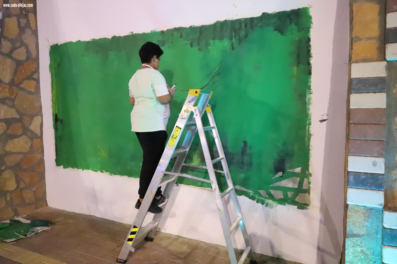 اصغر تشكيلي مشارك في جدارية الوطن بدومة الجندل يلفت الأنظار