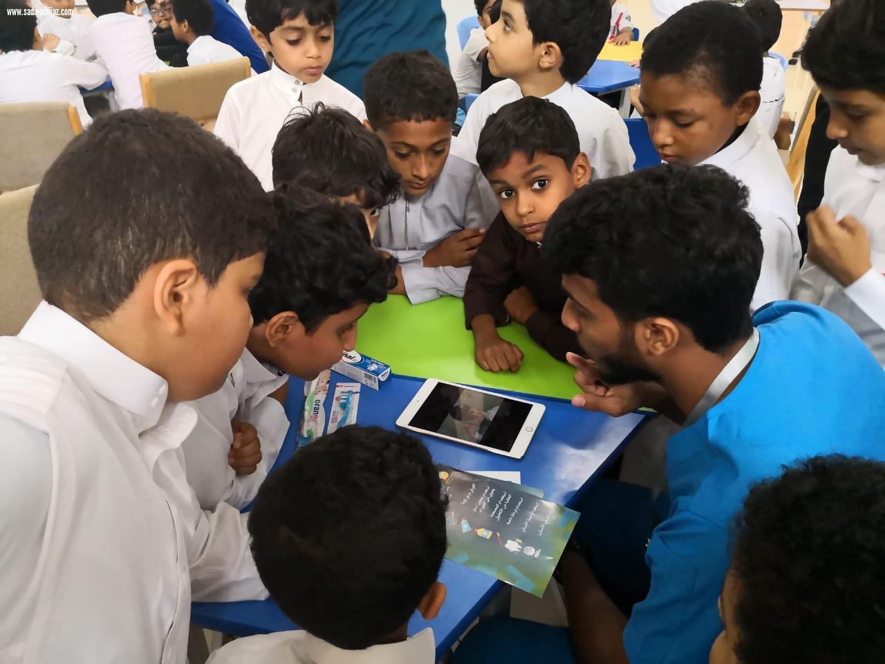 كلية طب الأسنان بجامعة جازان تطلق قافلة طبية لتثقيف  طلاب مدرسة صلاح الدين بأبوعريش