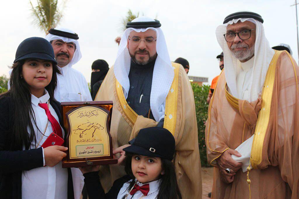 المحض يهدي الشريف هزاع العبدلي وأبناءه كأس  وزارة الدفاع 