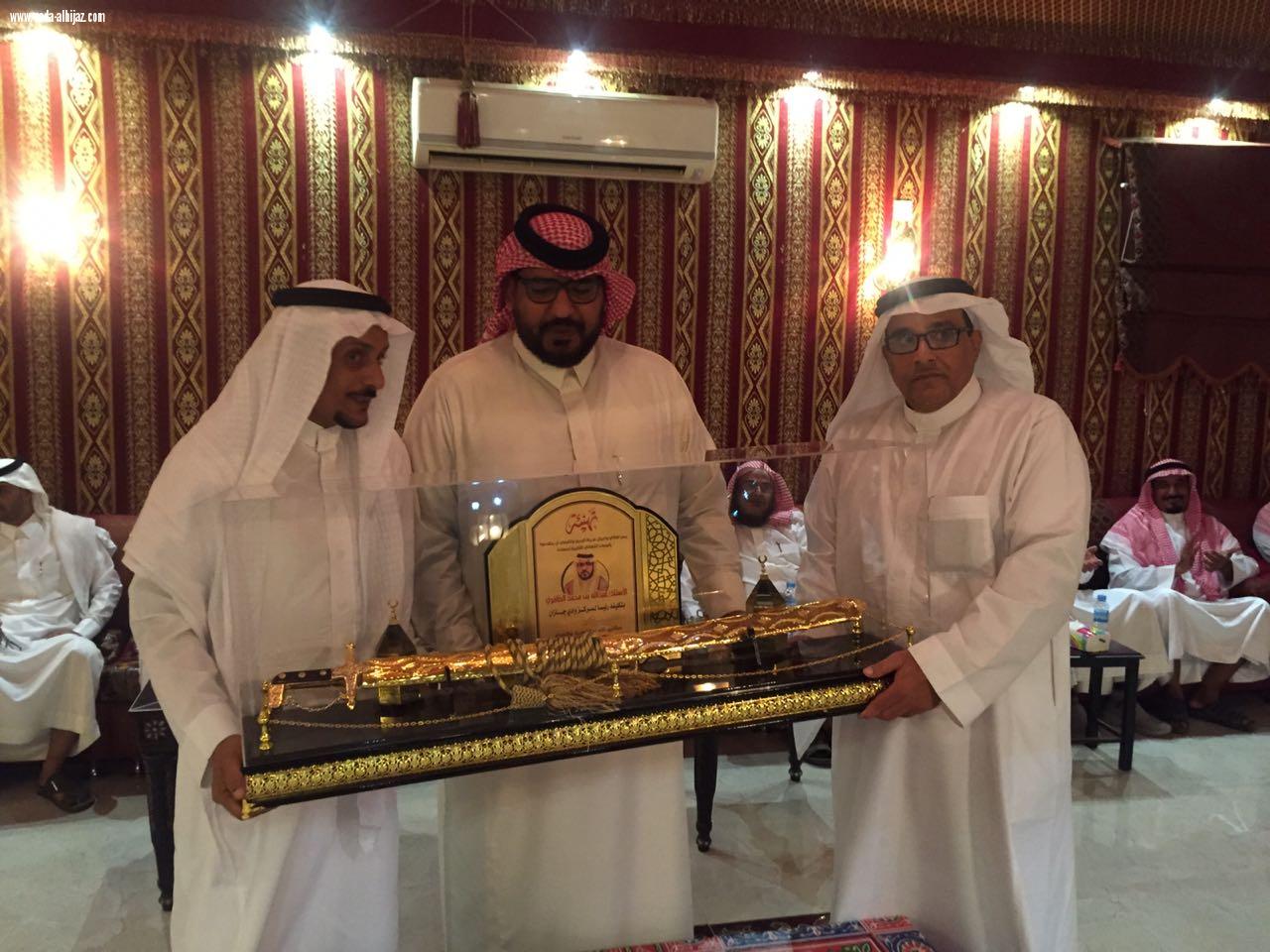 بالصور الظافري يفتتح ملعب الأسطورة بالبديع والقرفي ويحظى تكريم خاص