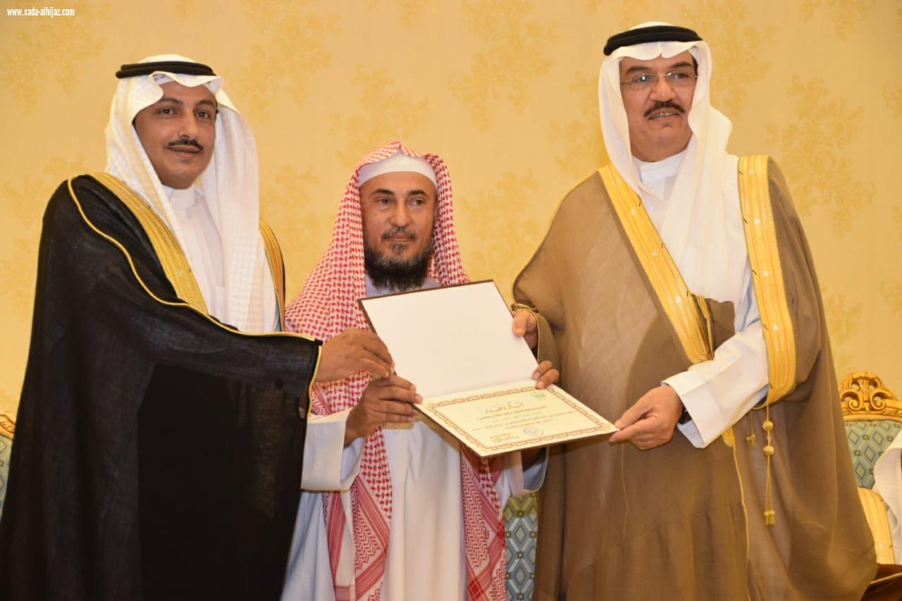 لجنة التنمية الاجتماعية بالطوال تكرم محافظ محافظة الطوال