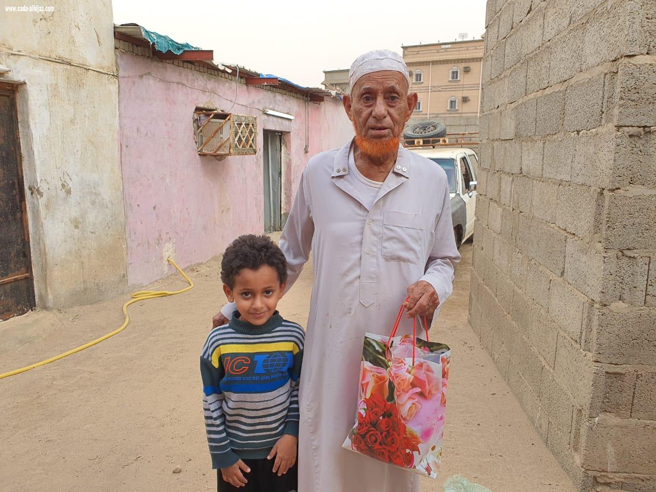 نشاط المباركة ينفذ برنامج  يداً _ بيد  للحد من انتشار فيروس كورونا.