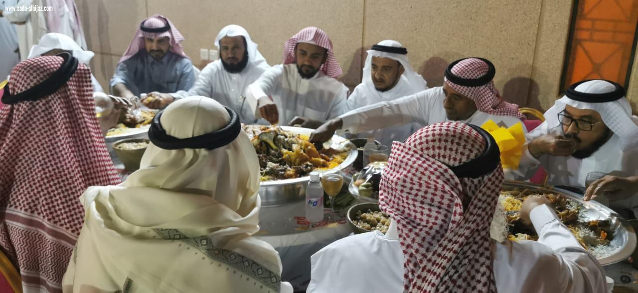 شيخ شمل آل عيسى بني حمد وشيخ الطواهرة آل ناشب يقيمون مأدبة عشاء بمناسبة شفاء الدكتور عبدالرحمن ناشب