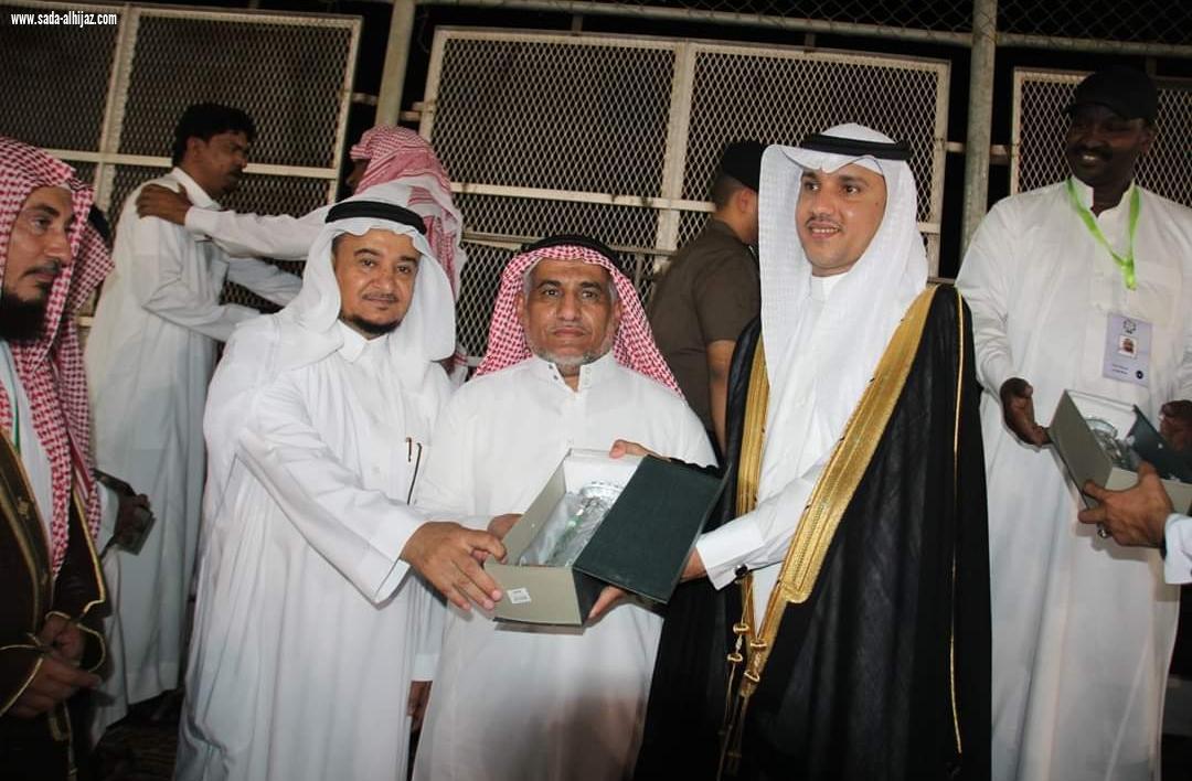 بالصور لجنة التنمية بالطوال تكرم الشهري مؤسس وقائد فريق نصر الطوال