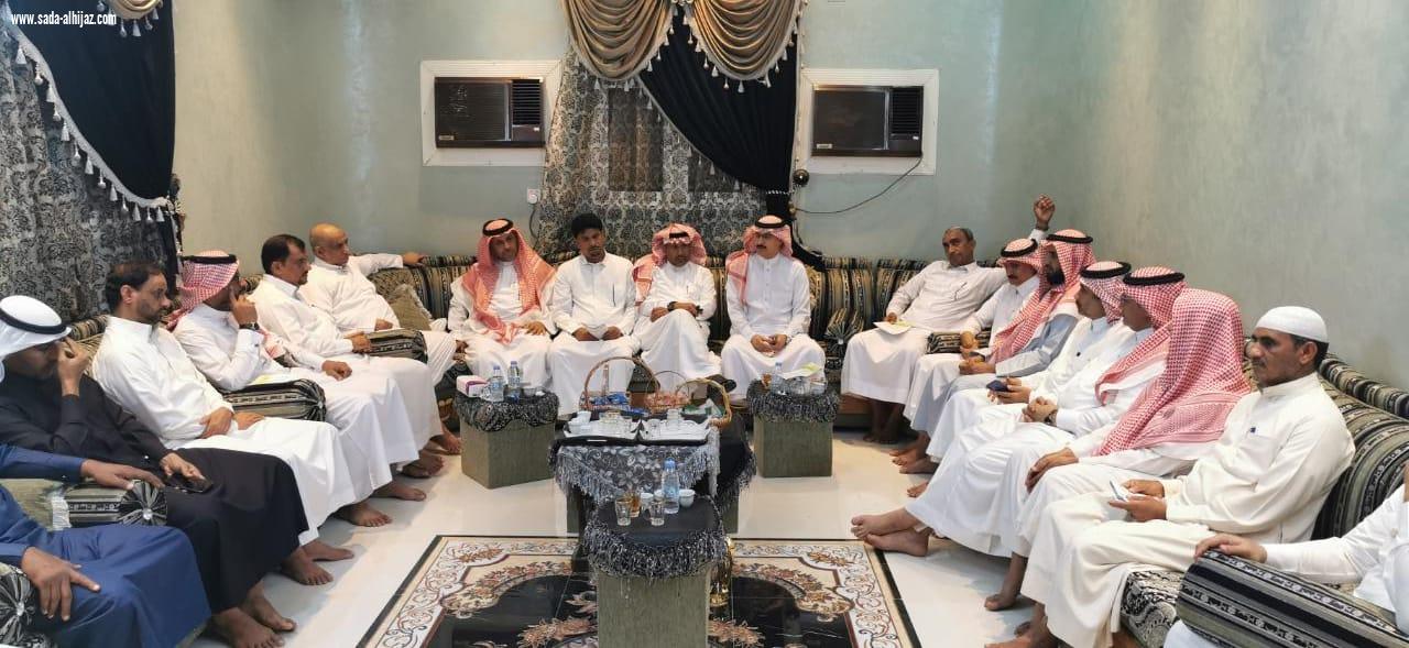 رئيس اللجنة الفرعية للاتحاد العربي السعودي للكاراتيه بالمناطق الجنوبية يكرم الظافري رئيس فريق التحفيظ بالطوال